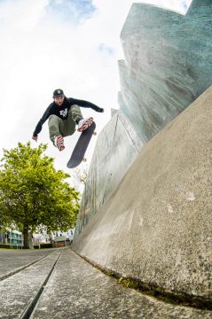 Simon Thorp, fakie kickflip. Photo by Eisei Toyota