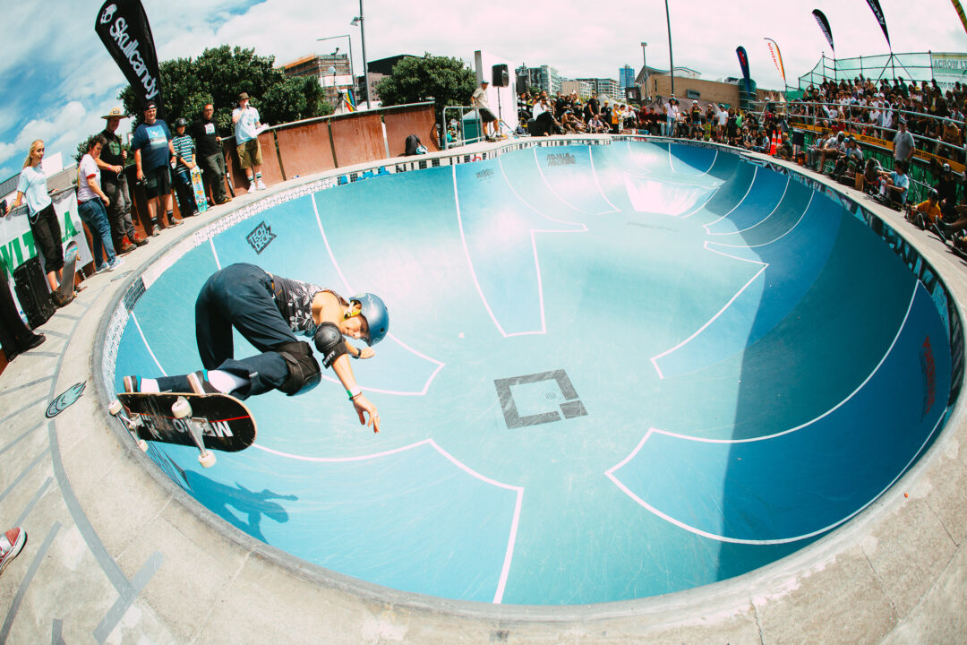 Paula Costales, backside grind.