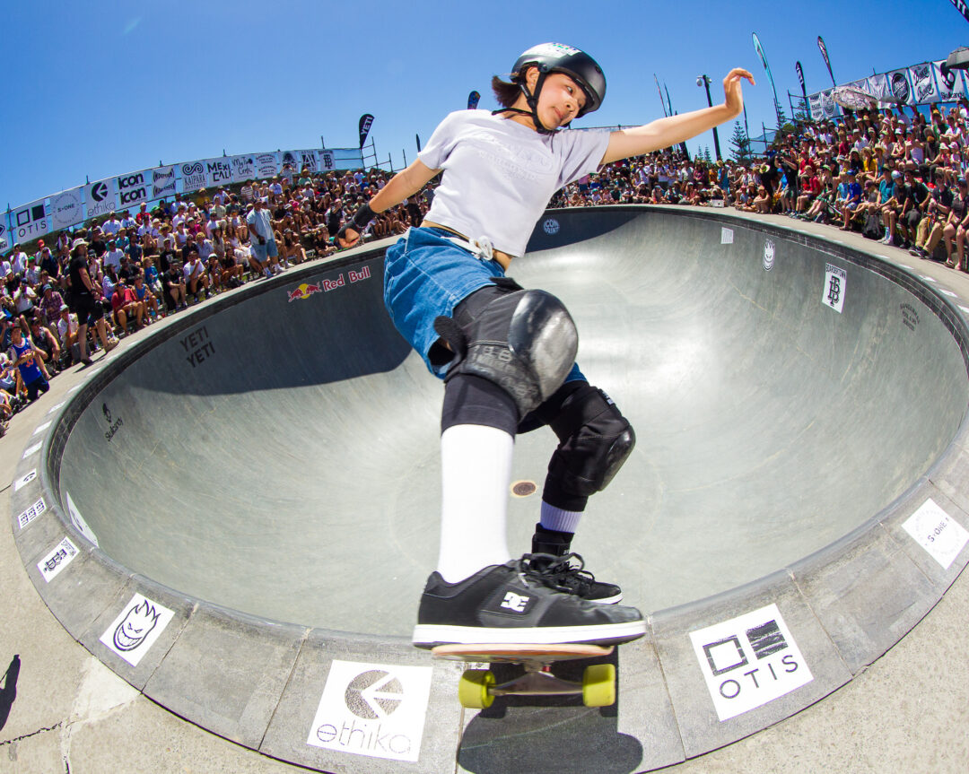 Mizuho Hasegawa, frontside lipslide.